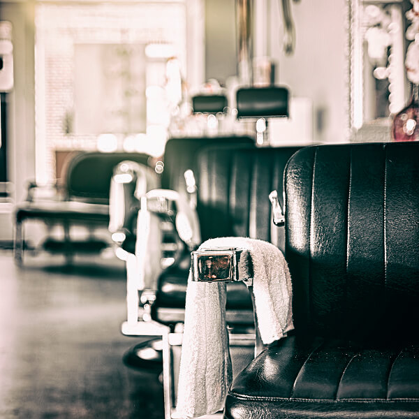 Chaise de barbier moderne, conçue pour le confort et le style dans un salon de barbier contemporain.